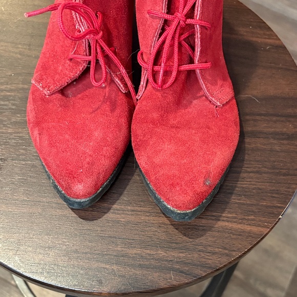 Source Unknown Red Suede Lace-Up Desert Booties - Picture 2 of 7